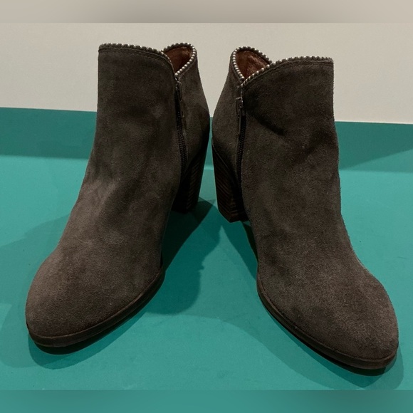 Lucky Brand Pincah 2 Studded Edge Distressed Gray Suede Ankle Boots Size 8.5 - Picture 1 of 6